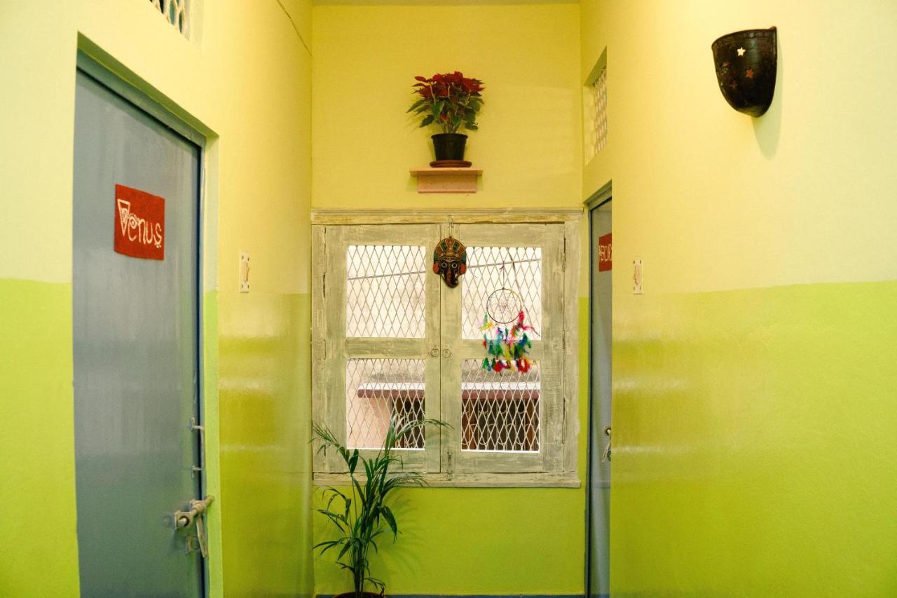 Good Vibes Hostel Varanasi Eksteriør bilde